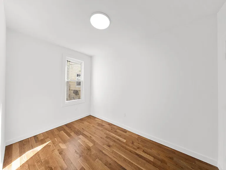 319 William St #1-0904 — Photo 10