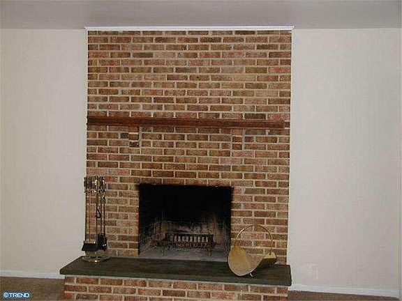 4th image of 225 E Seneca Dr