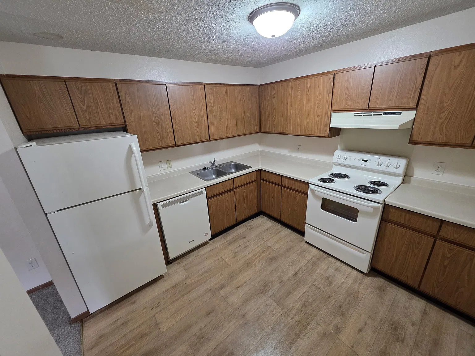 2 bed, 1.5 bath, 988 sqft, $1,325 — Photo 3