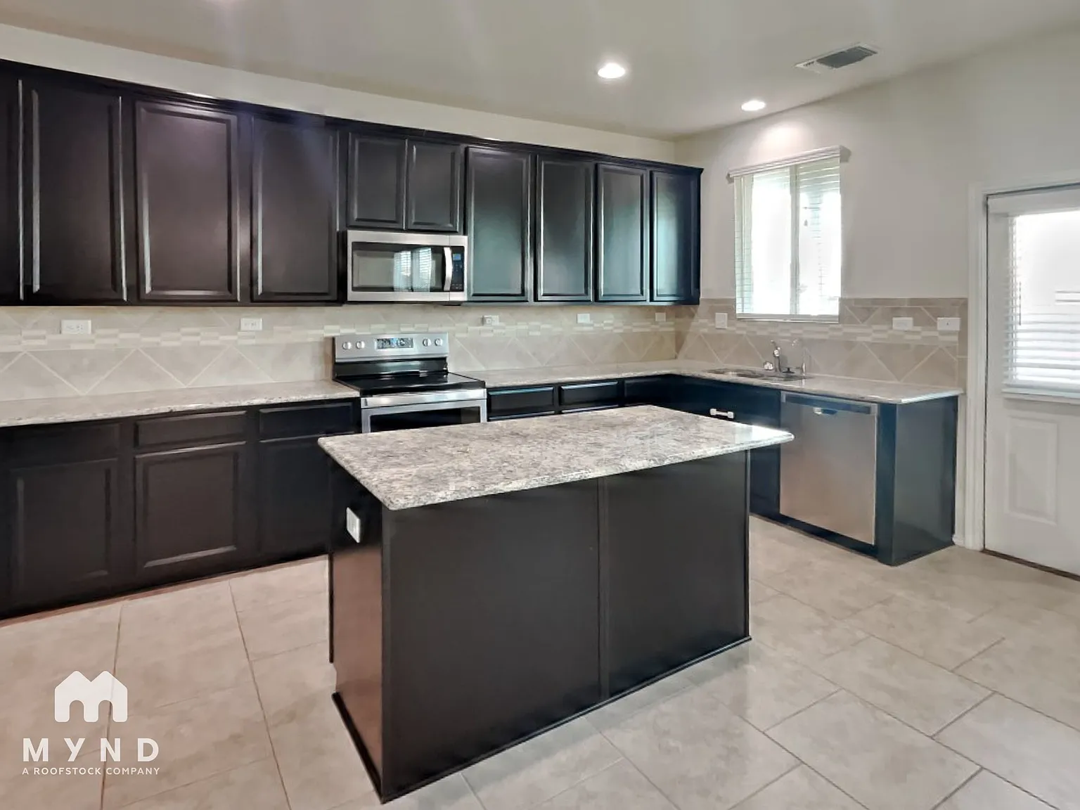 4 bed, 3.0 bath, 2604 sqft, $2,299 — Photo 4