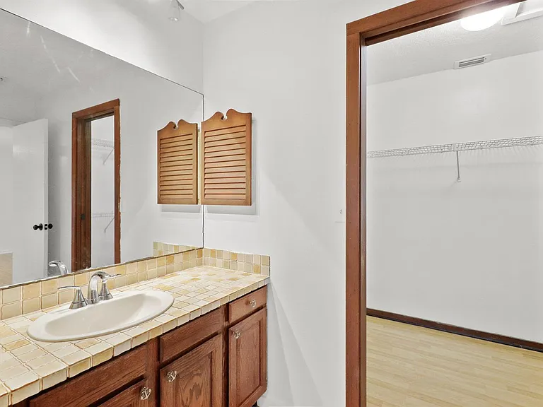 65 Pinehill Trl W — Photo 20