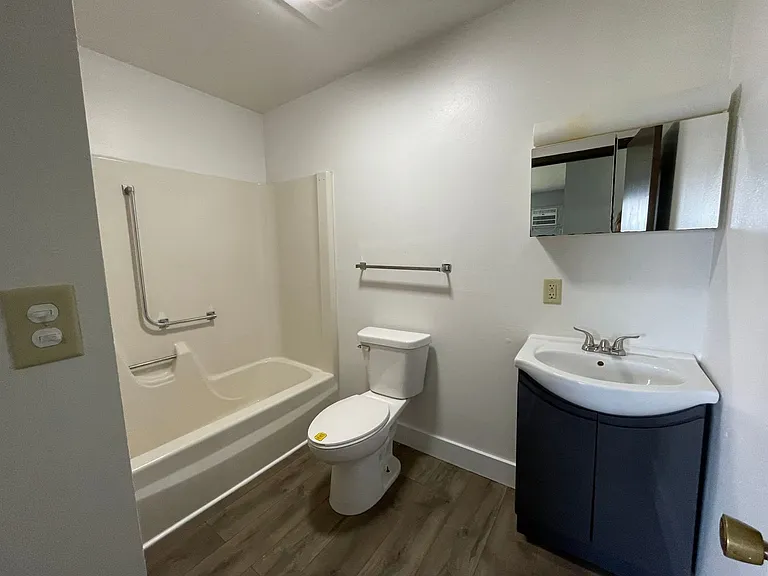 505 Barclay St — Photo 4