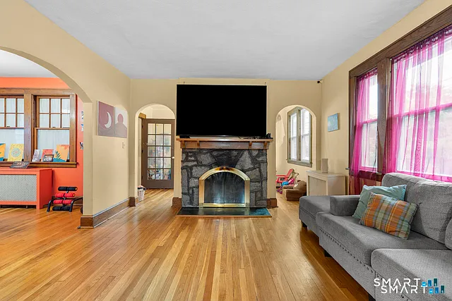 4 bed, 1.5 bath, 1977 sqft, $3,700 — Photo 3