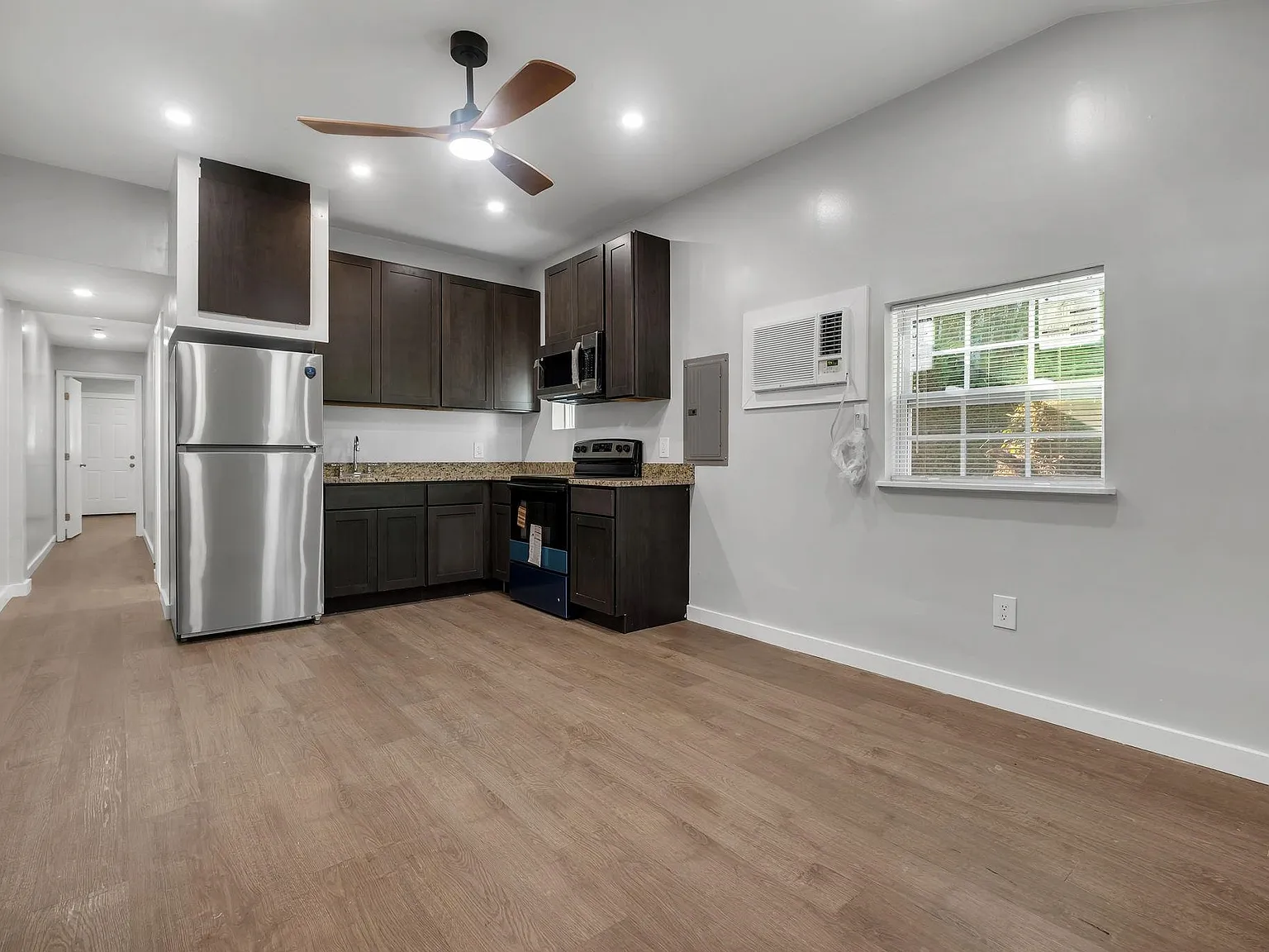 2 bed, 576 sqft, $1,200 — Photo 2
