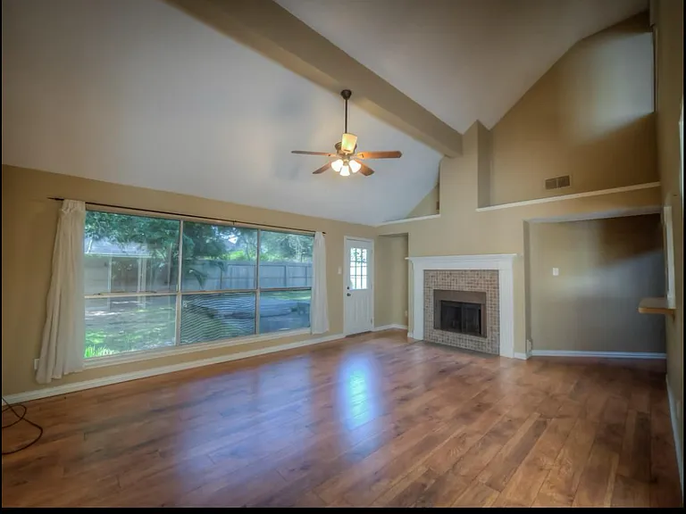 2910 Bentley Ct — Photo 2
