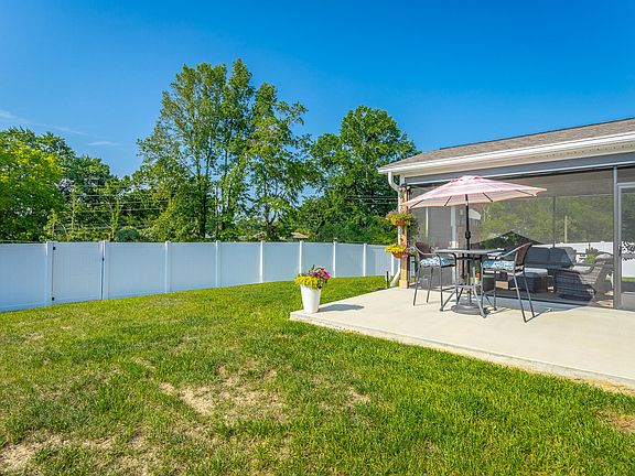 3rd image of 941 Omaha Cir