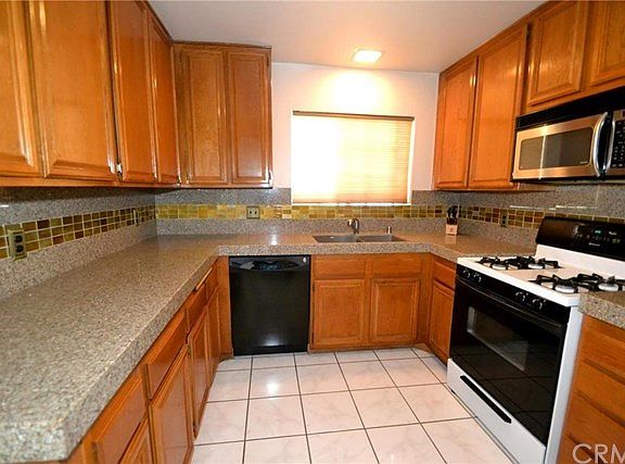 Upgraded kitchen w/granite counters, newer built-in appliances