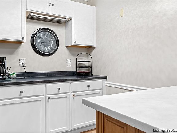4th image of 902 Washington Way