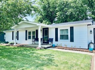 1215 Robin Rd, Mahomet, IL 61853