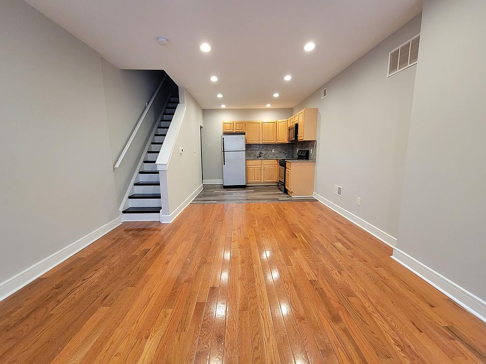 1st image of 1024 W Monmouth St