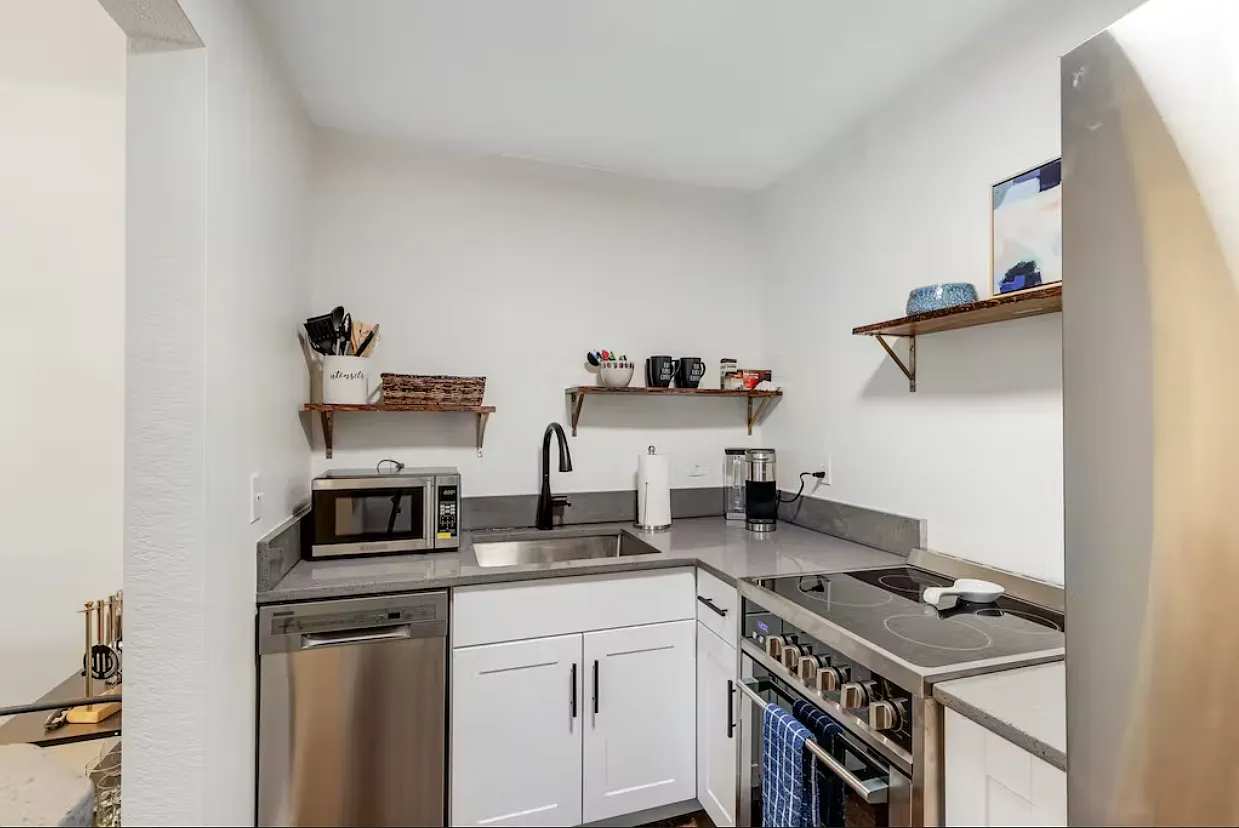 Studio, 469 sqft, $1,350 — Photo 2