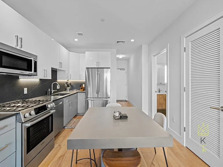420 W Broadway #503 — Photo 3