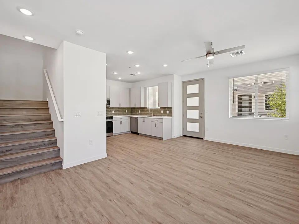 2117 E Voltaire Ave #9