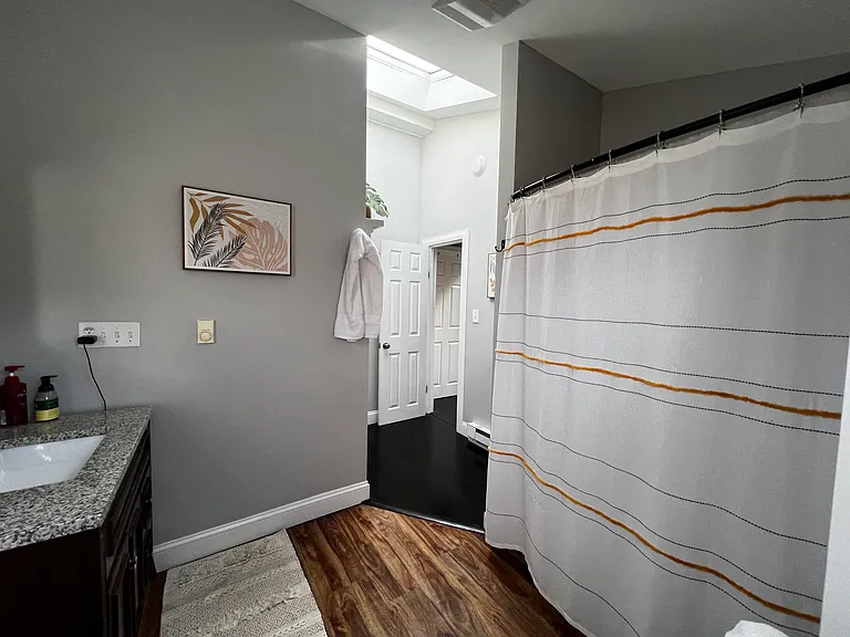 3rd floor full bathroom.