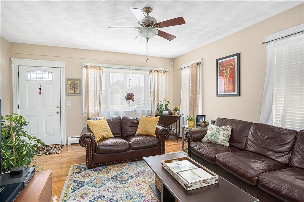 3 bed, 1.0 bath, 1300 sqft, $2,800 — Photo 4