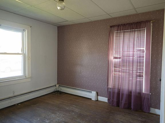 5th image of 258 Locust St