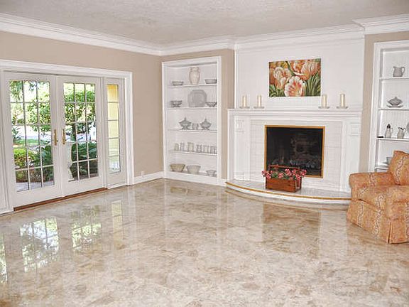 Entrance/ Living room