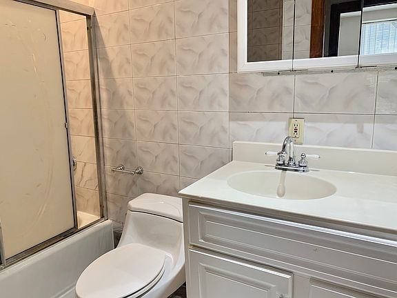 5th image of 695 Wyona St #1