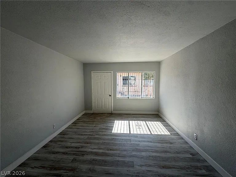 2111 Stewart Ave #B — Photo 10