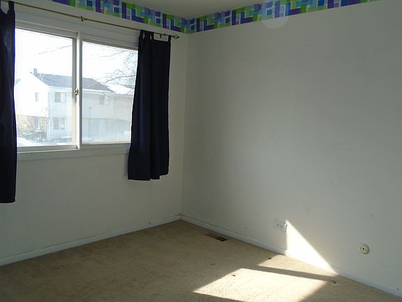 5th image of 874 White Oak Ln