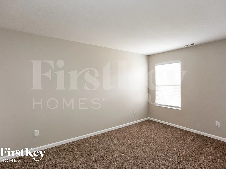 15490 Farmland Ct — Photo 10