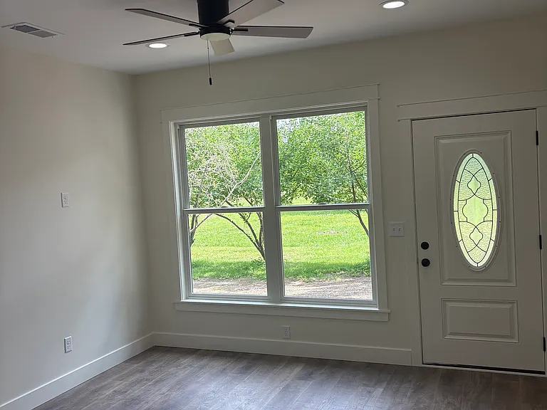 527 W Elm St — Photo 14