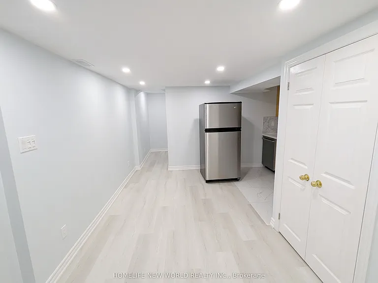 90 Oakvale Ave #LOWER — Photo 4