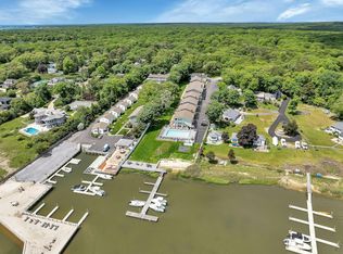 81 W Tiana Rd, Hampton Bays, NY 11946