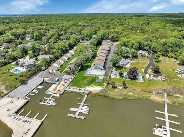 81 W Tiana Rd, Hampton Bays, NY 11946