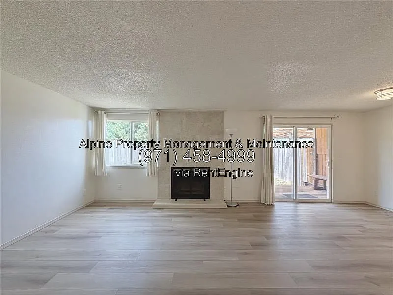 3 bed, 2.0 bath, 1208 sqft, $2,300 — Photo 2