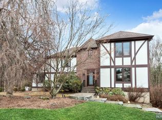 367 Hillview Ter, Franklin Lakes, NJ 07417