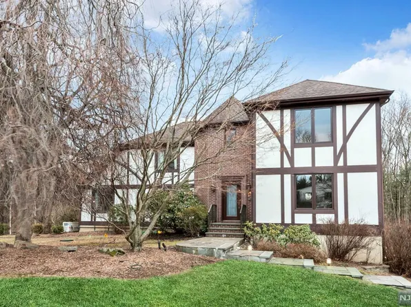 367 Hillview Ter, Franklin Lakes, NJ 07417