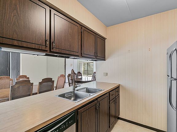 3rd image of 5221 James Ln APT 1508