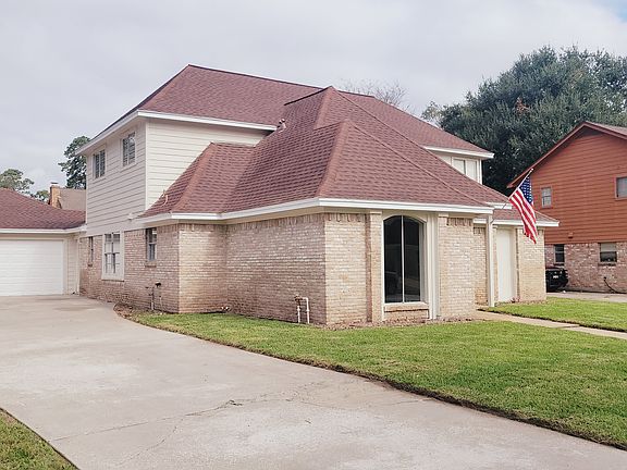 Front of Home Showing Long Driveway