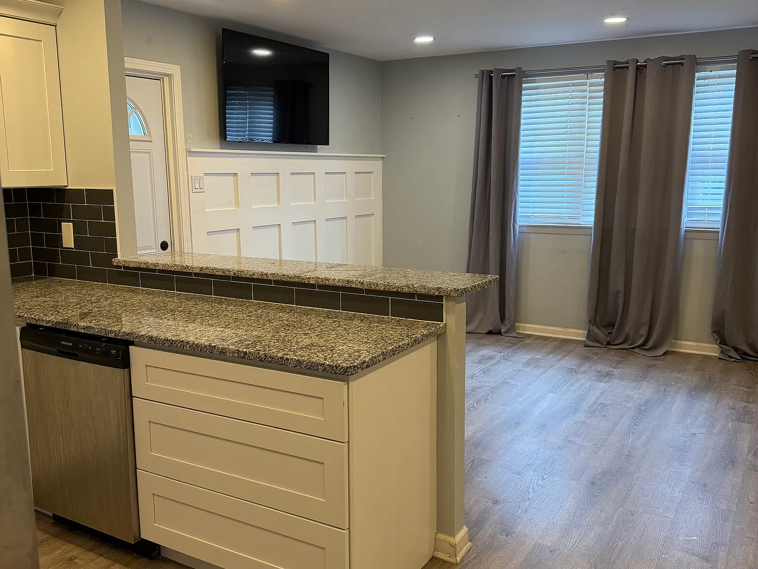 2 bed, 1.5 bath, 925 sqft, $2,100 — Photo 3
