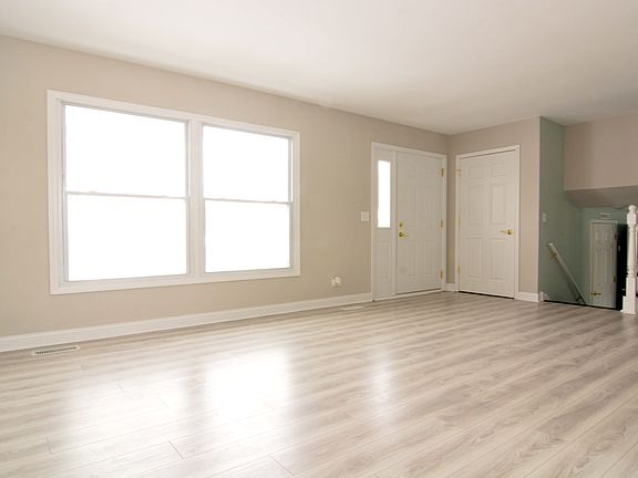 2nd image of 218 Lincolnshire Ln