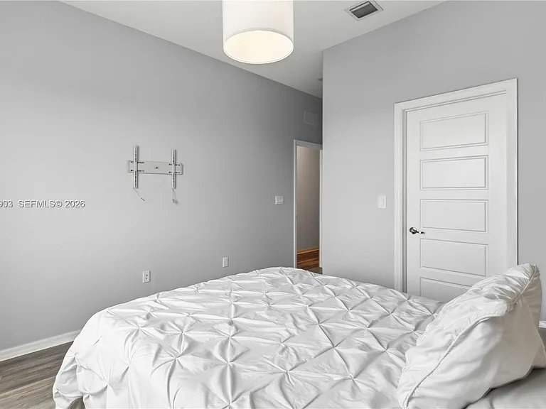 612 NE 193rd St — Photo 32