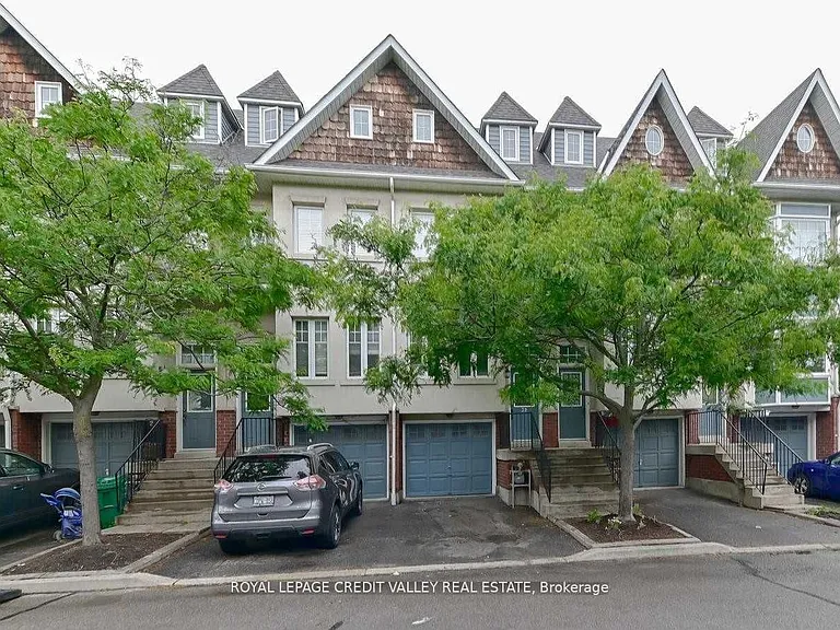 800 Dundas St W #39 — Photo 1
