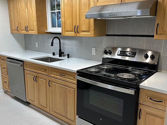 New Kitchn Counters, appliances & Flooring.