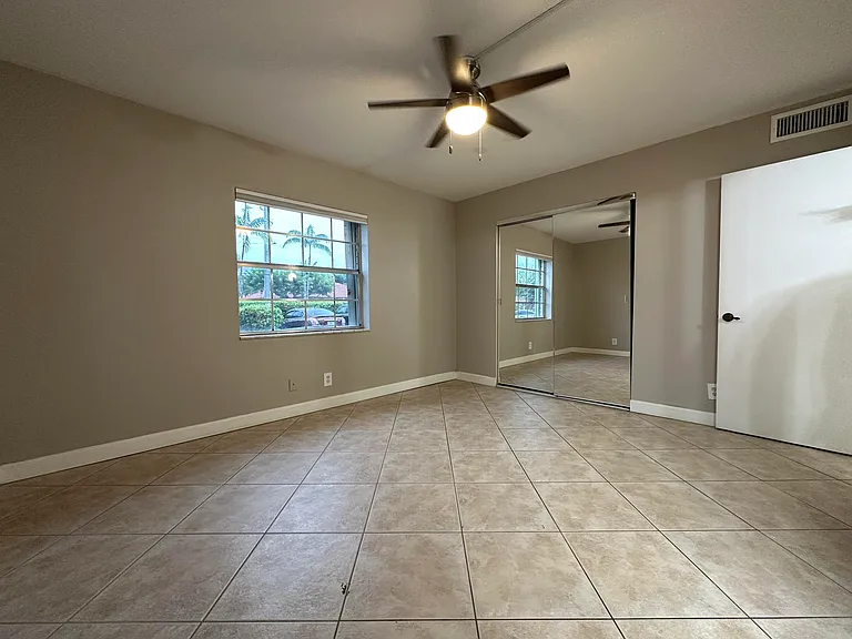 555 SE 8th St #151 — Photo 13