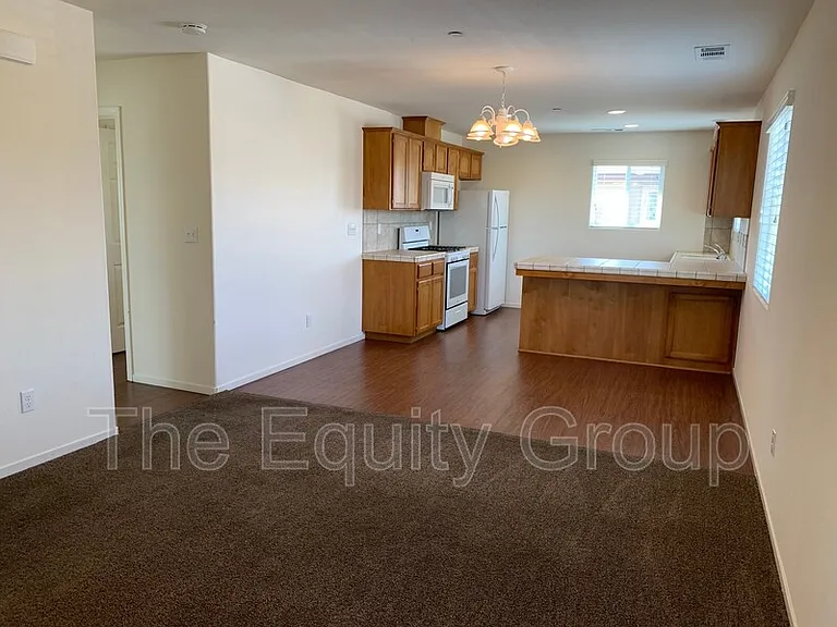 2218 W Lark Ave — Photo 2