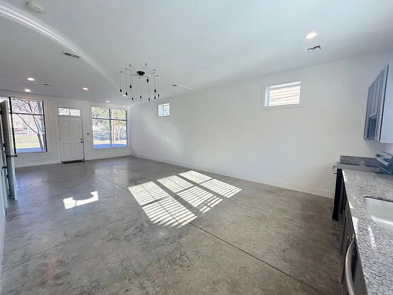 1212 E Broad St — Photo 3