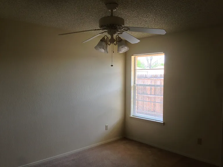 1404 Chapel Ridge Rd — Photo 2