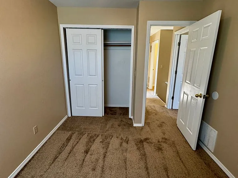 2429 E Monument St — Photo 32