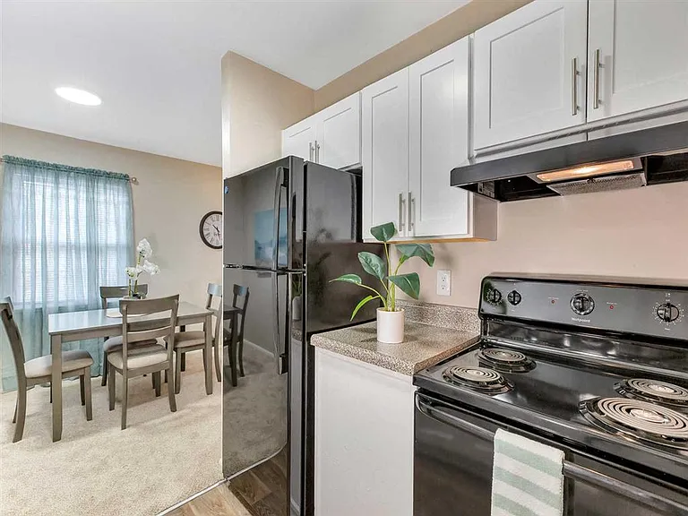 Ridgewood Club Apartments — Photo 19