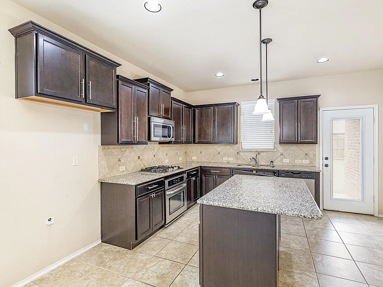 208 Whitman Dr — Photo 4