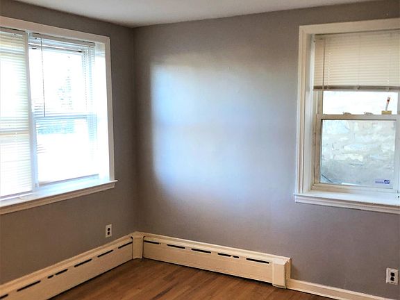 5th image of 42 Sterling Ave