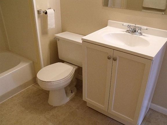 1st flr bath