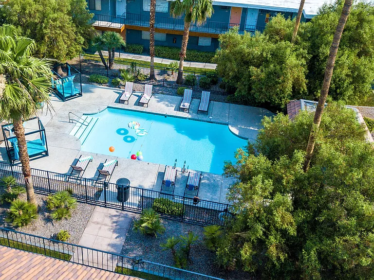 Fifteen 50 Apartments - Pool