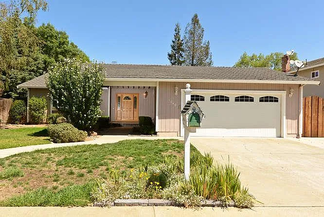 1040 Easy St photo 1